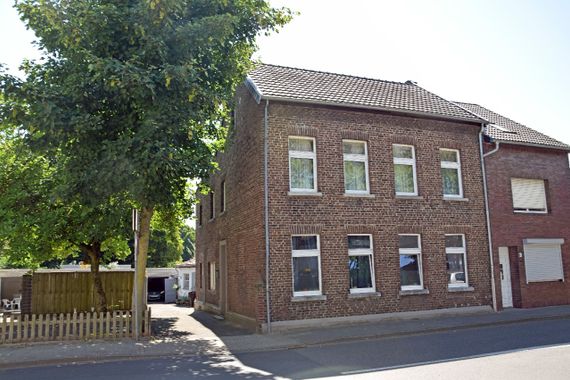Einseitig angebautes Wohnhaus mit Charme in zentraler Lage von Breyell (Teilvermietet)