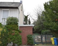 Teilansicht Haus und Grundstück